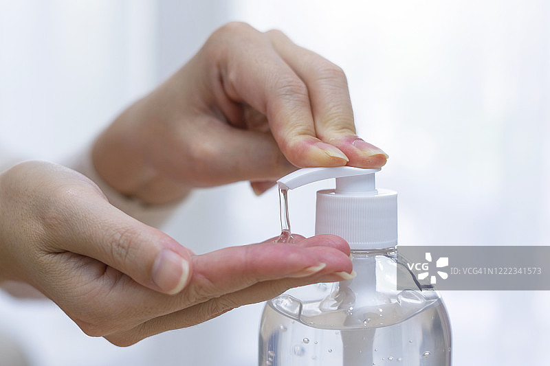 预防感染的洗手液、酒精凝胶和口罩图片素材