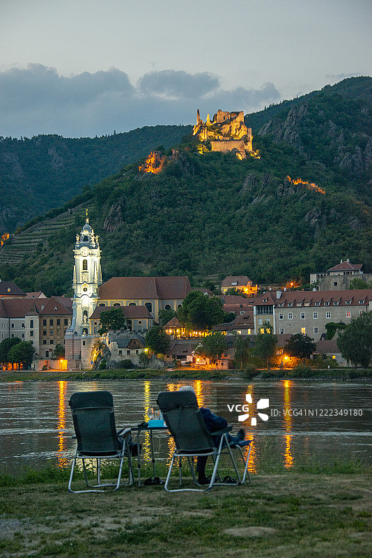在奥地利多瑙河畔杜伦施泰因小镇夜景附近放松的人们图片素材