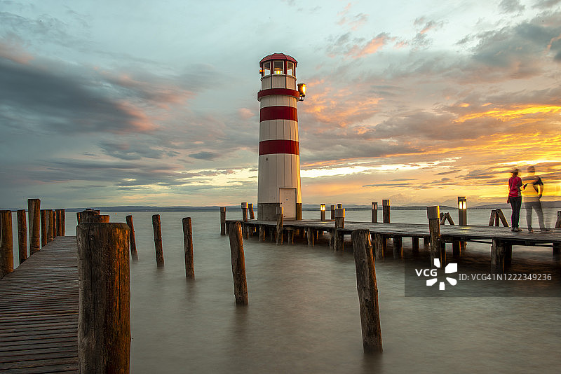 奥地利布尔根兰州波德斯多夫附近的新锡德尔湖日落灯塔图片素材
