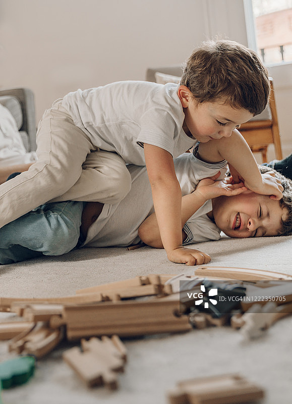 隔离期间因新冠病毒而打架的男孩图片素材