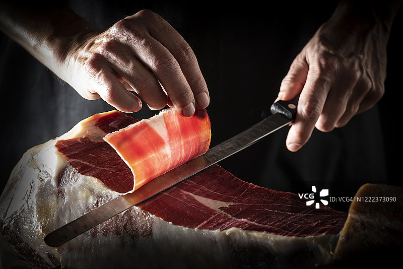手工切伊比利亚塞拉诺火腿切片图片素材