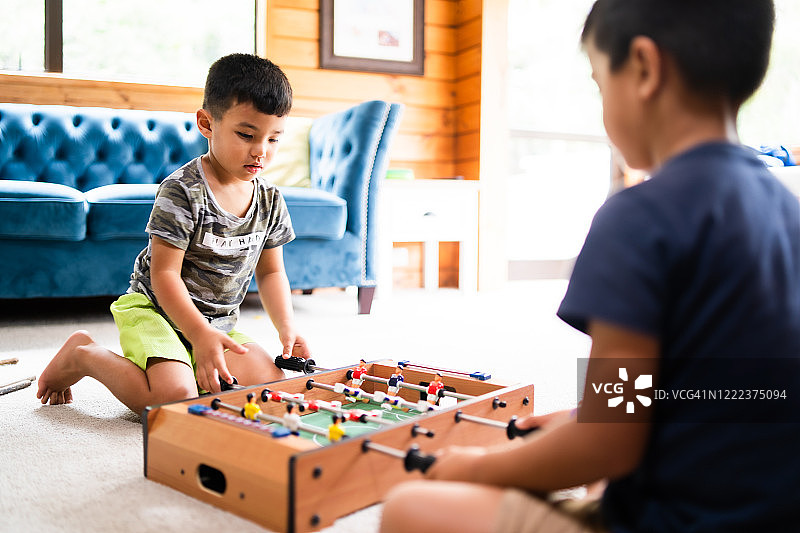 封锁期间在家玩耍的儿童图片素材