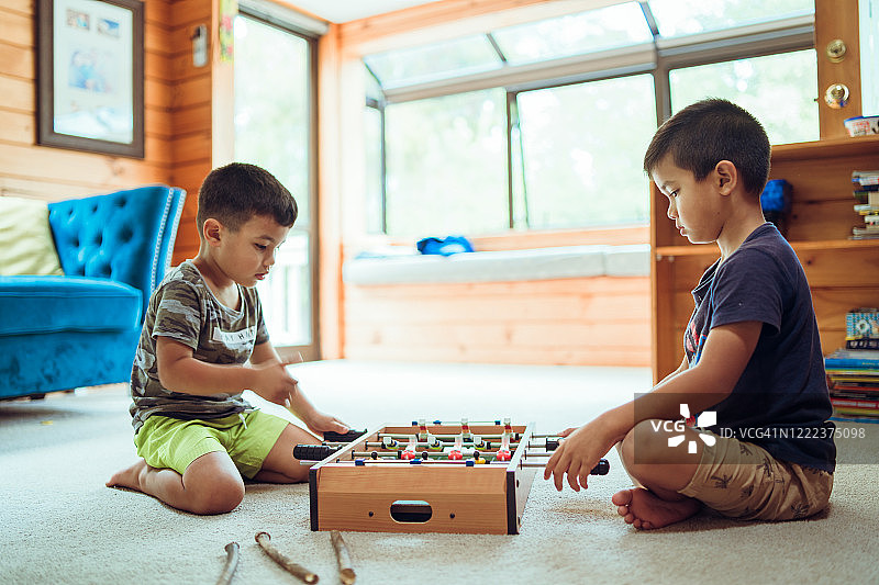 封锁期间在家玩耍的儿童图片素材