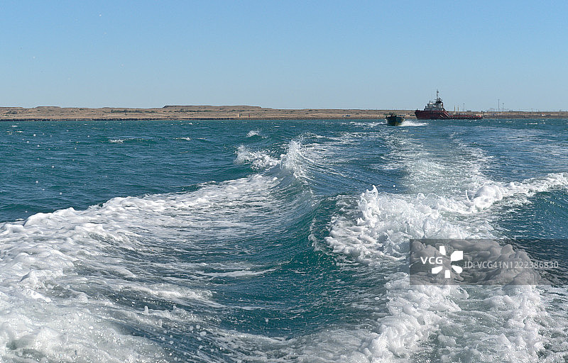 在霍尔木兹海峡格什姆岛航行的渔船图片素材