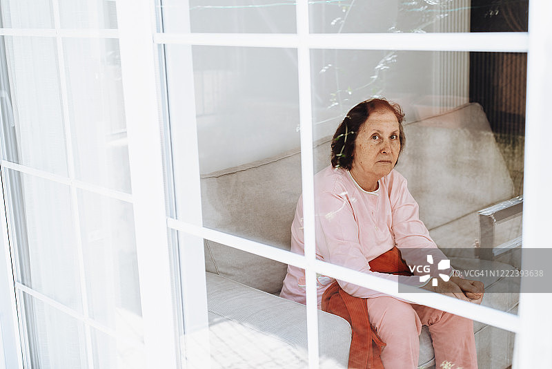 妇女居家隔离隔离冠状病毒图片素材