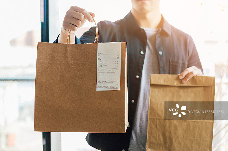 男人送外卖到门口图片素材