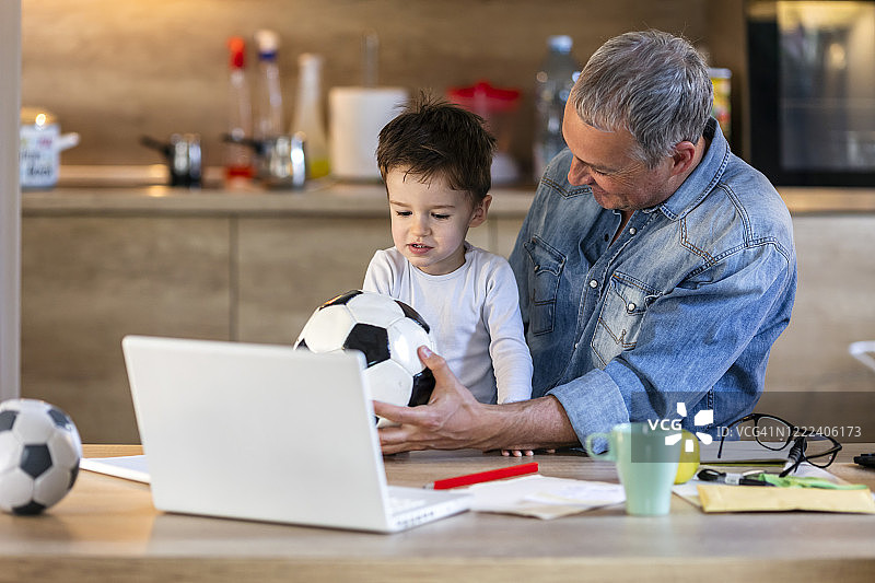 我们这里有个未来的足球运动员图片素材