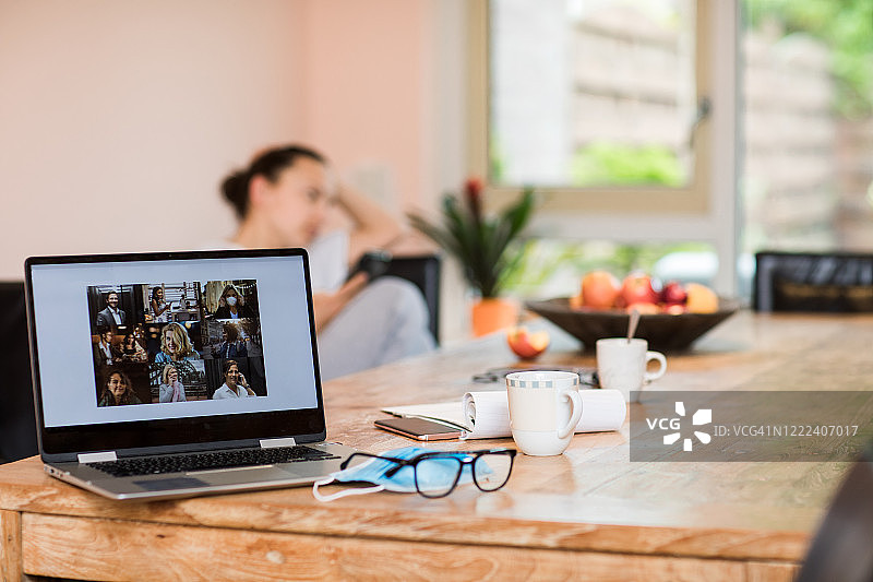 用于网络研讨会和电话会议的家庭办公室设置图片素材