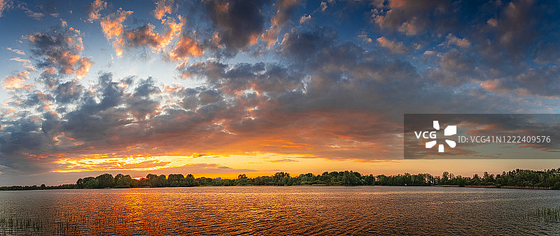 湖面上美丽的日落全景图片素材