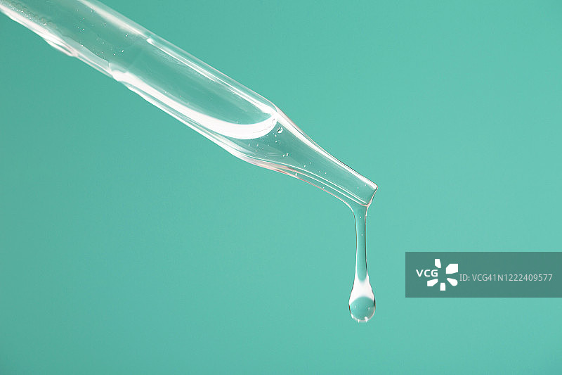 带有美丽液滴的移液器图片素材
