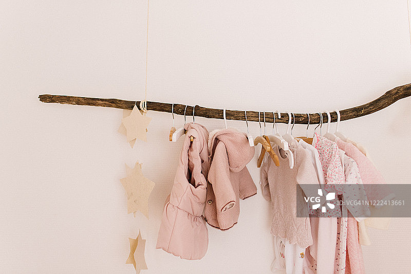 粉色婴儿服装架图片素材
