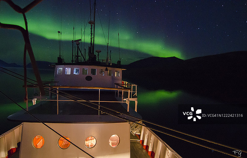 探险船观赏北极光图片素材