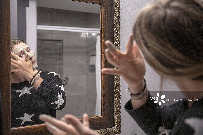 年轻女子在家做天然面膜护理图片素材