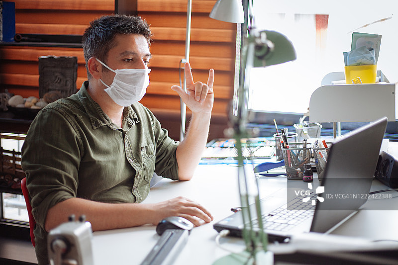 使用手语进行视频聊天的失聪男子图片素材