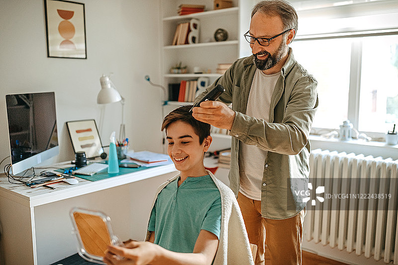用电动剃须刀理发图片素材