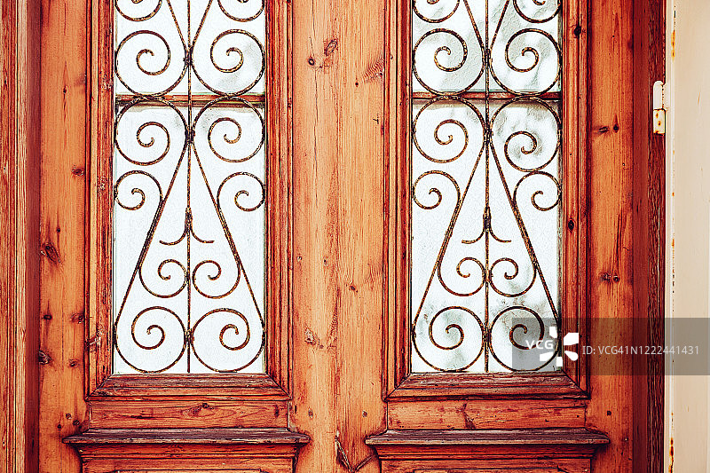 经典木质双开门特写图片素材