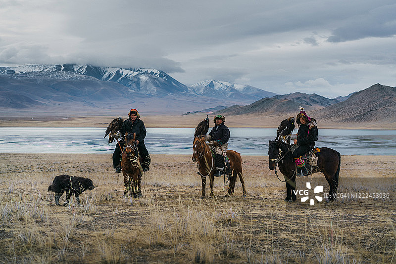 蒙古的猎鹰人和马图片素材