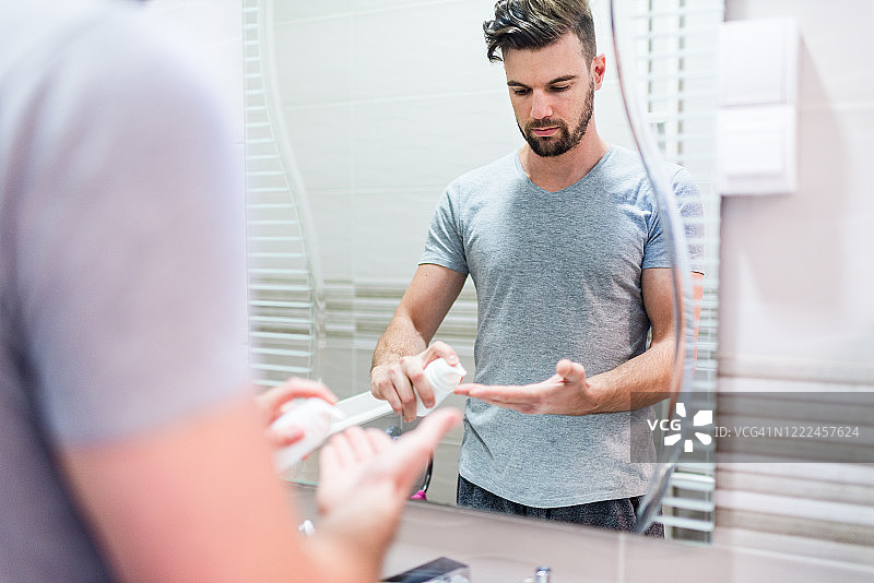 涂抹润肤霜的男人图片素材