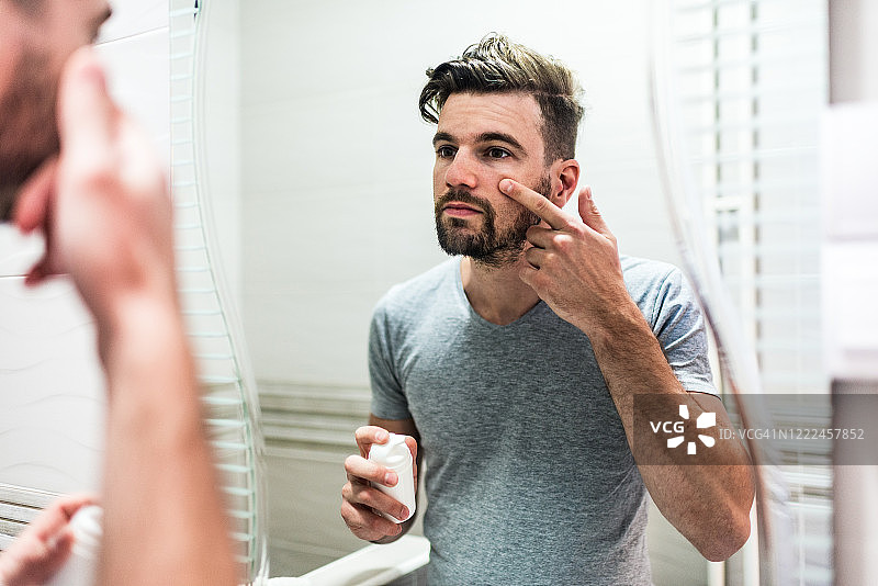 涂抹润肤霜的男人图片素材