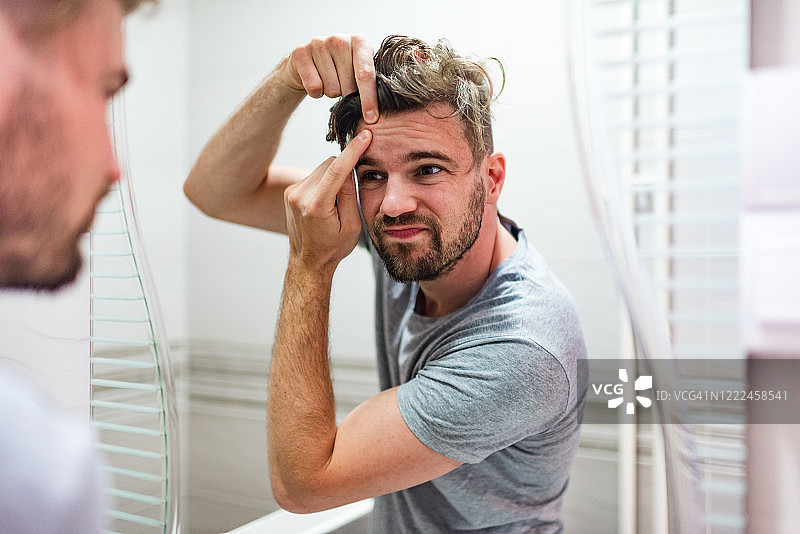 脸上长粉刺的男人图片素材