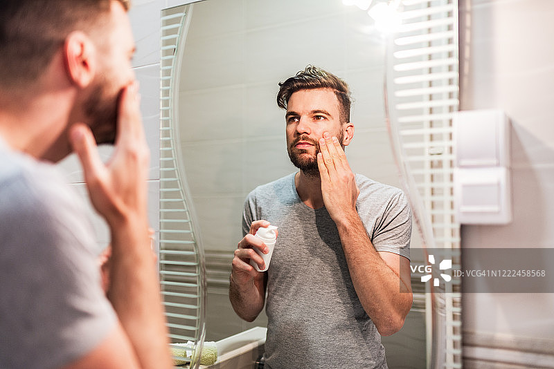 涂抹润肤霜的男人图片素材