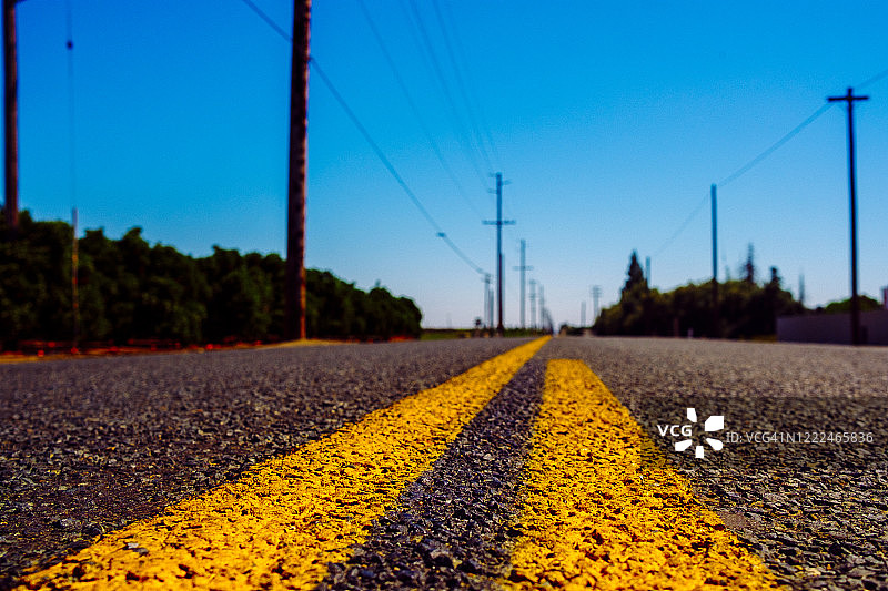 加利福尼亚州图莱里县林赛附近乡村道路上的双黄线图片素材