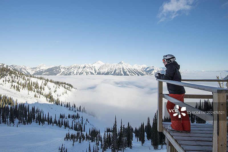 高山滑雪者在雾库上方放松身心图片素材