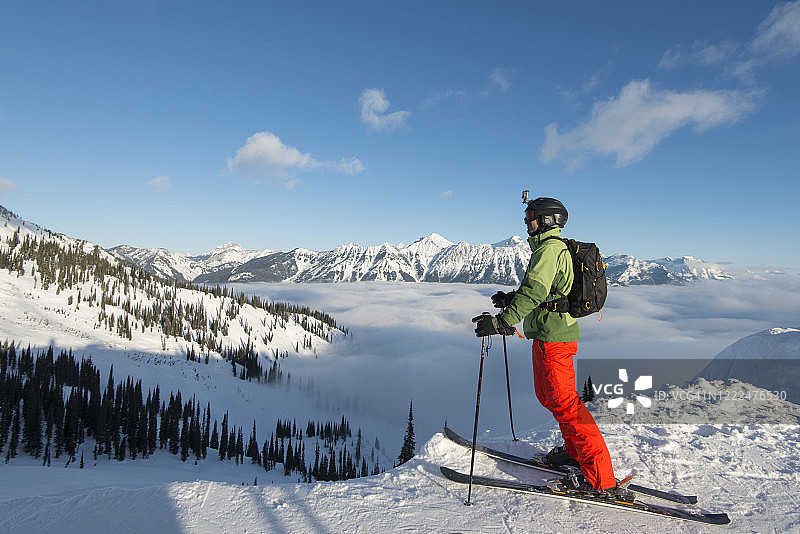 高山滑雪者在雾库上方放松身心图片素材