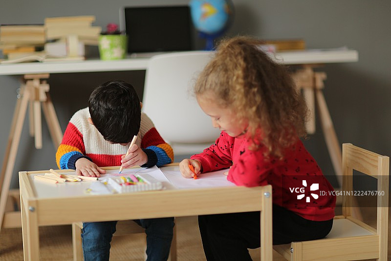 兄妹绘画图片素材