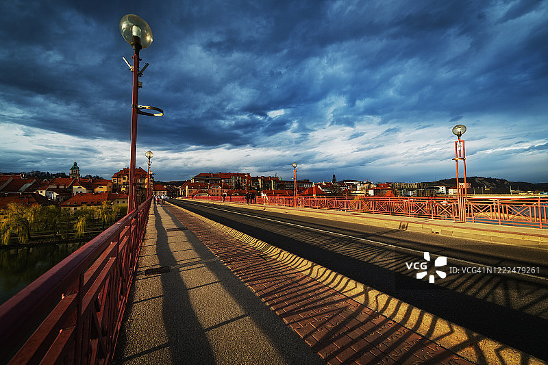 斯洛文尼亚马里博尔老城区德拉瓦河大桥上的日落街灯图片素材
