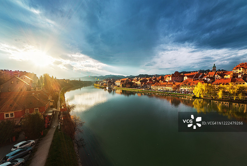 德拉瓦河日落景象：斯洛文尼亚马里博尔古镇倒影图片素材