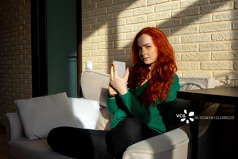 快乐女孩手机看信息图片素材