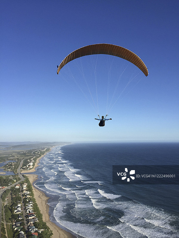 海岸线上空的滑翔伞图片素材