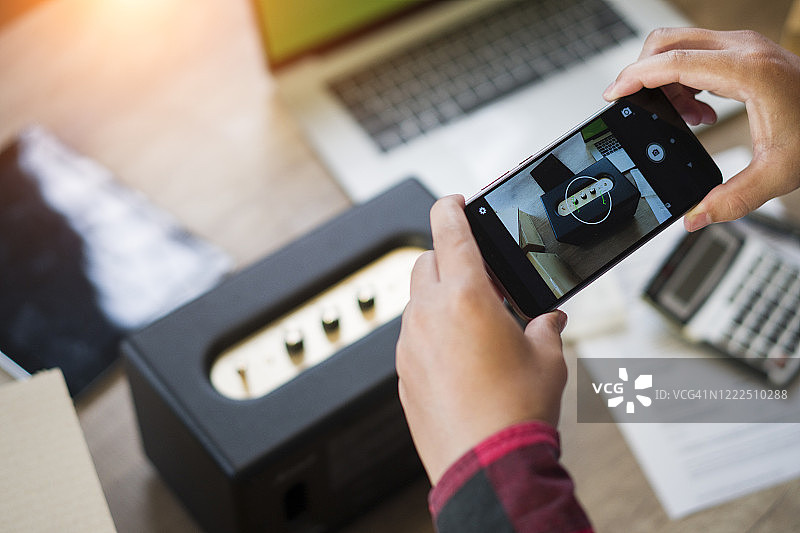 在家准备产品包装的自由职业男性，在线销售图片素材