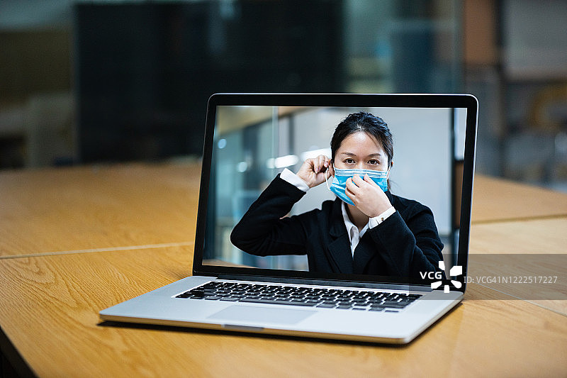亚洲女性使用笔记本电脑进行视频会议图片素材