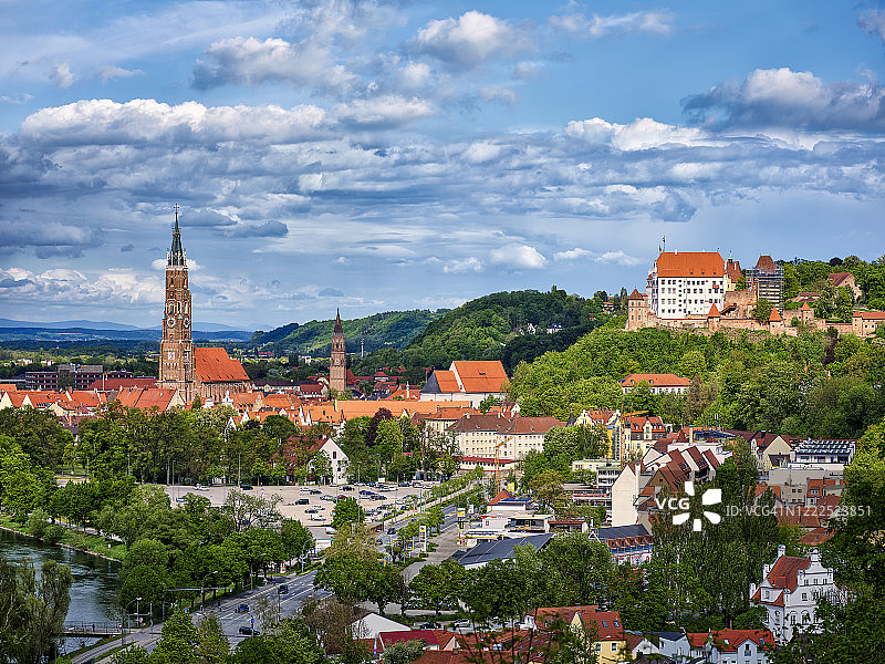 德国兰茨胡特老城风光，圣马丁教堂和特劳斯尼茨城堡图片素材