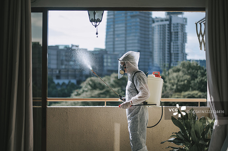 穿防护服的人正在喷洒房屋，进行消毒，消灭害虫图片素材