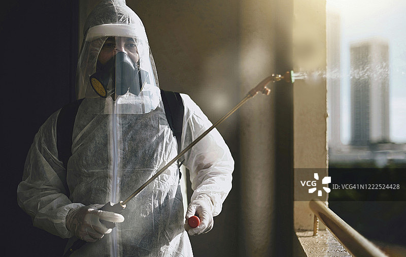 穿防护服的人正在喷洒房屋，进行消毒，消灭害虫图片素材