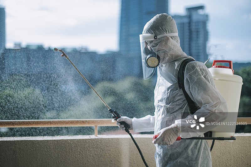 穿防护服的人正在喷洒房屋，进行消毒，消灭害虫图片素材