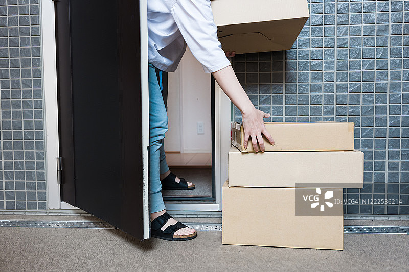 公寓入口无接触配送图片素材