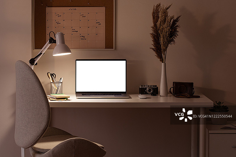 居家静物，舒适的笔记本电脑工作场所图片素材