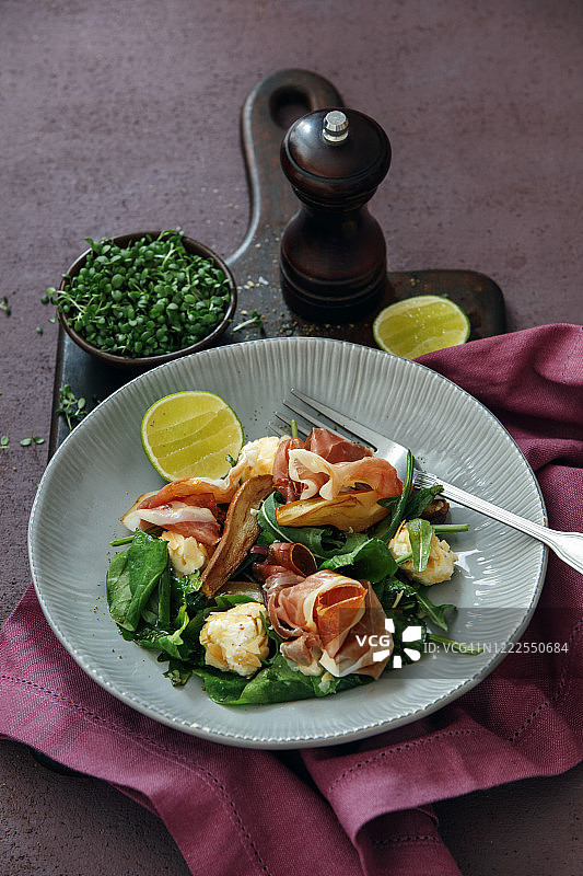 烤梨帕尔马火腿沙拉配山羊奶酪和杏仁片图片素材