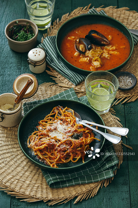意大利海鲜汤和肉酱意大利面在深绿色背景上图片素材