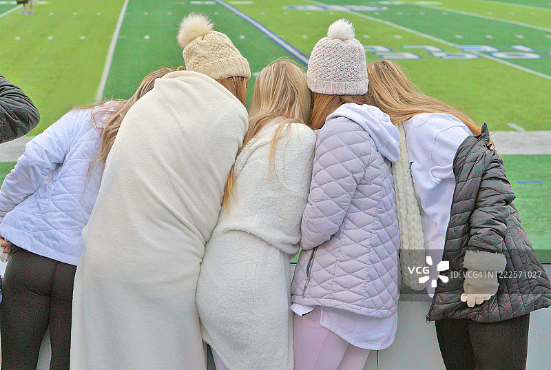 在体育场自拍的年轻女体育迷图片素材