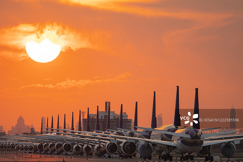 新冠疫情爆发的影响持续冲击全球经济图片素材