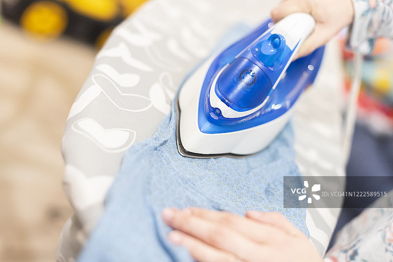 女人熨烫衣服图片素材