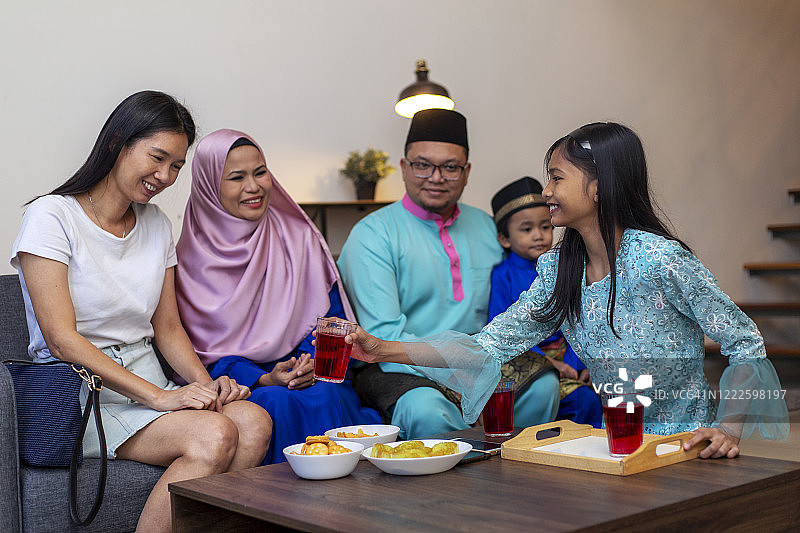 朋友们在开斋节/Aidilfitr节日期间拜访图片素材