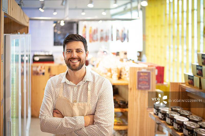 酒类商店的企业主肖像图片素材