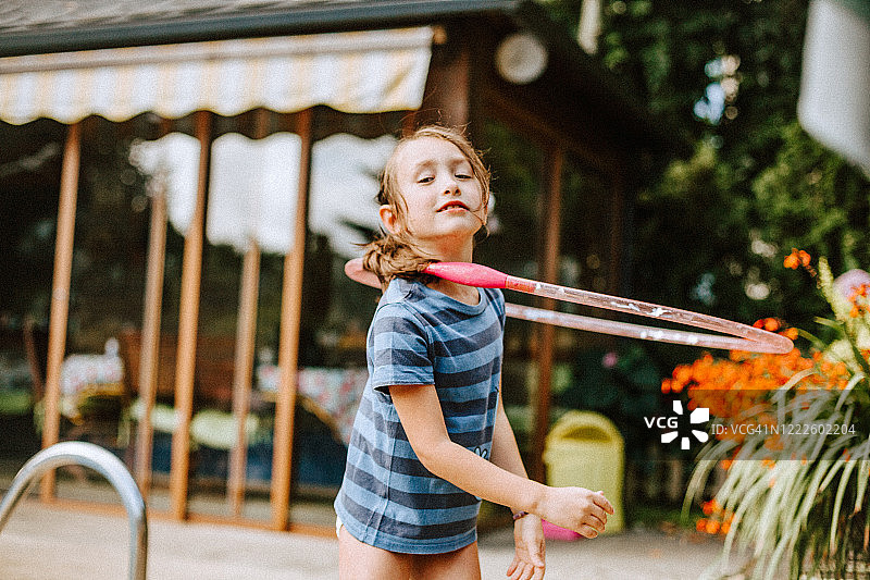 玩呼啦圈的快乐女孩图片素材