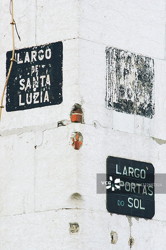 石墙上的街道名称标志图片素材